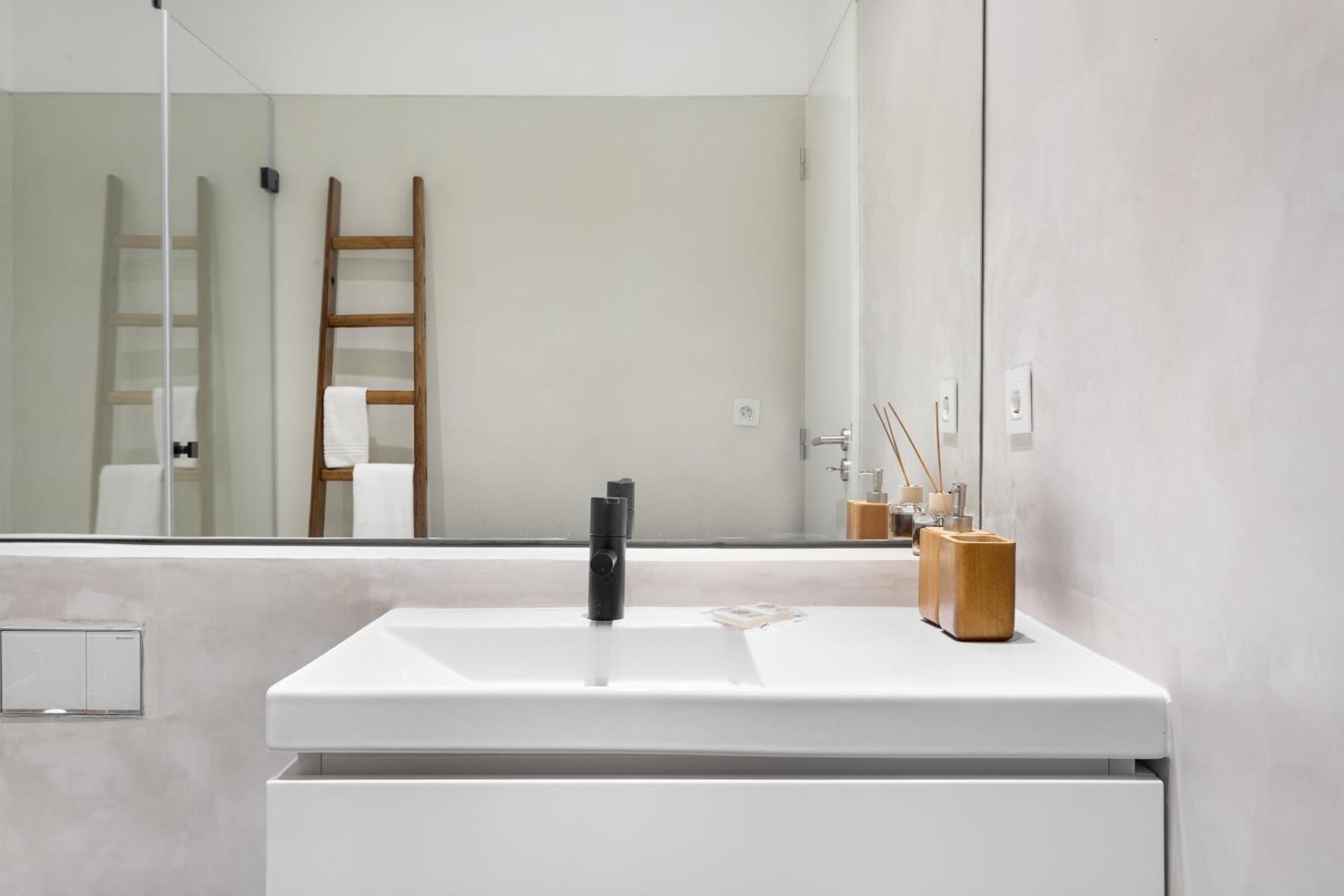 Joivy Exquisite Near Bica Elevator Apartment Lisbon